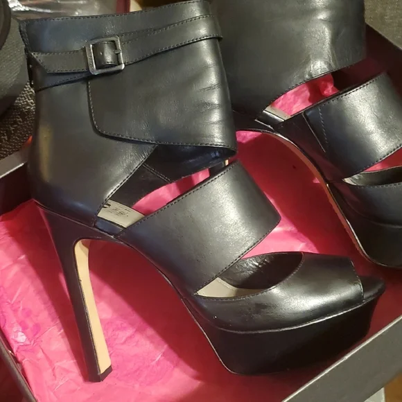 Vince Camuto Black Platform Heels with Strappy Design - Picture 2 of 14